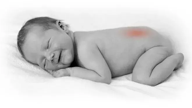 Bébé allongé souriant