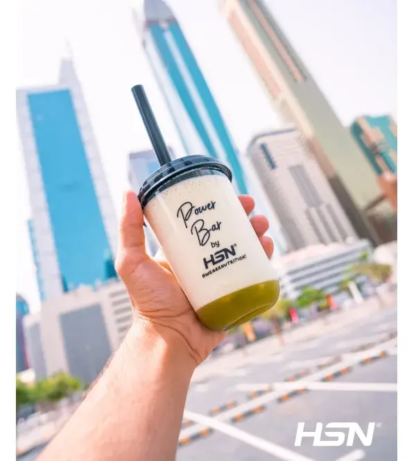 Image d'une main tenant un shaker de HSN