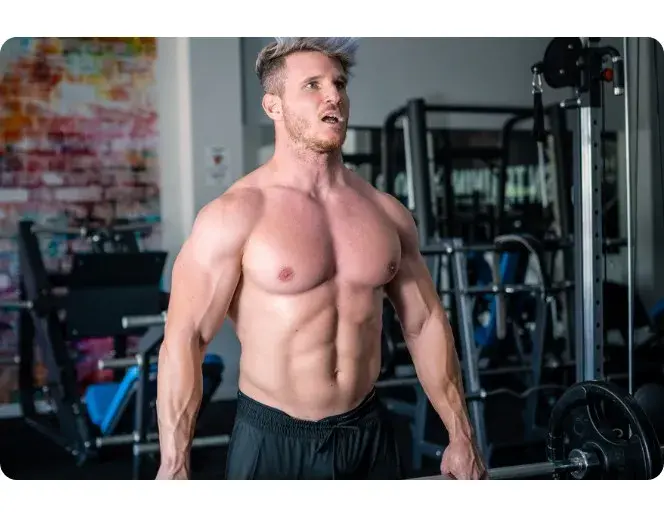 Homme &agrave; la salle de sport en train de s&rsquo;entra&icirc;ner