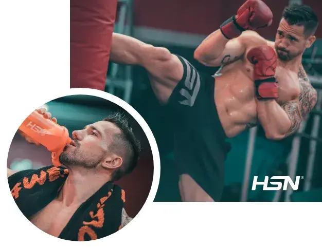 Homme donnant un coup de pied dans un sac de frappe