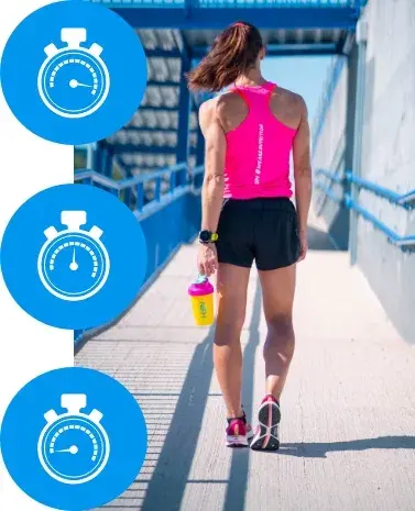 Femme marchant avec un shaker &agrave; la main